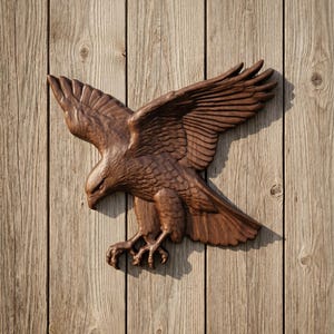 Könnte beinhalten: Detaillierte, braune Holzschnitzerei eines Adlers im Flug, mit ausgebreiteten Flügeln und detaillierten Federn. Der Adler ist auf einem Hintergrund aus Holzplanken montiert.