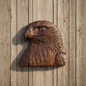 Può includere: Intagliatura in legno marrone dettagliata della testa e della parte superiore del corpo di un'aquila. La scultura è montata su uno sfondo di assi di legno. Le caratteristiche dell'aquila, tra cui occhio, becco e piume, sono finemente intagliate.