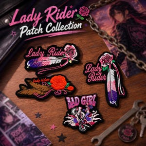 以下が含まれることがあります： バイカーをテーマにした刺繍パッチのコレクション。パッチには「Lady Rider」と「Bad Girl」の文字、バラ、羽、オートバイの画像が描かれています。カラーパレットはピンク、黒、白です。