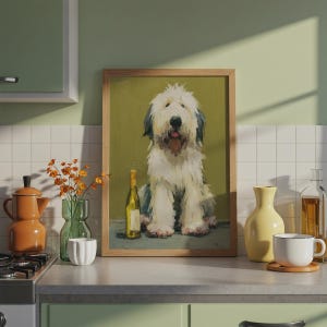 Op de afbeelding: Een ingelijste kunstdruk met een olieverfschilderij van een ruige, wit-grijze Old English Sheepdog die naast een fles witte wijn zit. De hond heeft lang, gestructureerd haar dat de ogen bedekt en een donkere neus tegen een olijfgroene achtergrond.