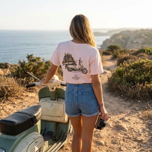 Camiseta Overloaded Scooter Travel: Camiseta gráfica de aventura de surf, camiseta unisex de estilo de vida nómada. imagen 2
