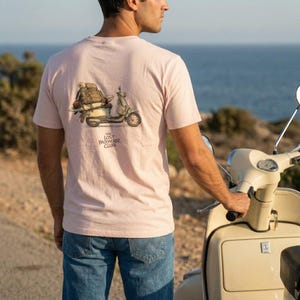 Camiseta Overloaded Scooter Travel: Camiseta gráfica de aventura de surf, camiseta unisex de estilo de vida nómada. imagen 3