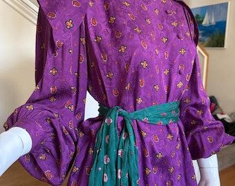 Blusa de seda vintage de los años 80 de Oscar de la Renta con estampado floral y cinturón, talla S/M