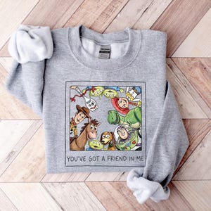 You've Got A Friend In Me Sweatshirt, Disney Toy Story Sweater, Disney Trip Hoodie, Disney Friends Tee,Toy Story Characters Tee,Best Friends immagine 4