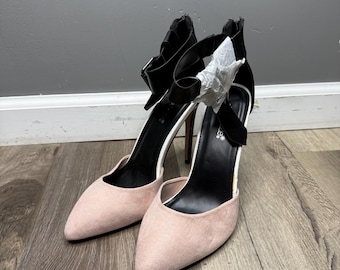 Zapatos de tacón con tira al tobillo y punta puntiaguda color rosa rubor de Shoe Dazzle