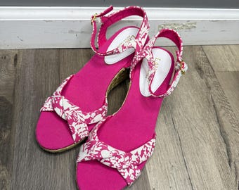 Sandalias de cuña con estampado floral rosa fucsia y tira en el tobillo de Lauren Ralph Lauren