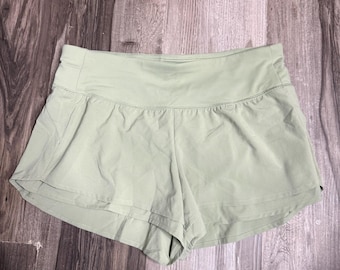 Pantaloncini sportivi a vita alta color verde salvia