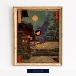Könnte beinhalten: Gerahmter Kunstdruck mit einer japanisch inspirierten Landschaft mit einer geisterhaften Figur. Das Kunstwerk hat eine Vintage-Ästhetik mit einer Farbpalette aus gedämpften Grün-, Braun- und Blautönen. Ein Vollmond und traditionelle Architektur sind ebenfalls zu sehen.