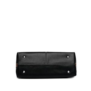 Pu&ograve; includere: Borsa in pelle nera con cuciture bianche e borchie in metallo argentato. La borsa ha una forma rettangolare con un design strutturato. Il fondo della borsa &egrave; visibile, mostrando la qualit&agrave; della pelle e della lavorazione.