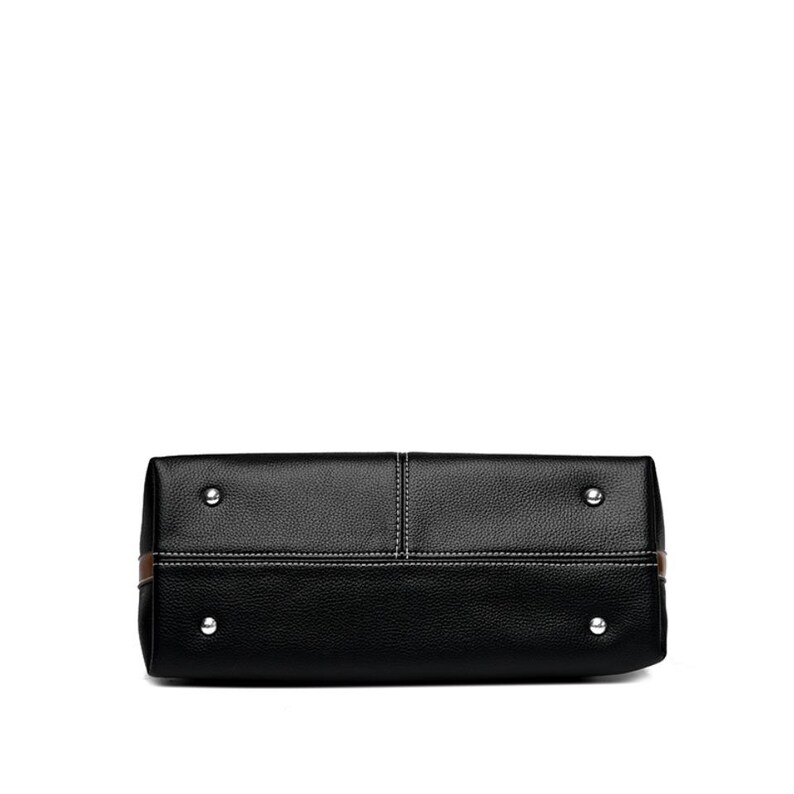 Pu&ograve; includere: Borsa in pelle nera con cuciture bianche e borchie in metallo argentato. La borsa ha una forma rettangolare con un design strutturato. Il fondo della borsa &egrave; visibile, mostrando la qualit&agrave; della pelle e della lavorazione.