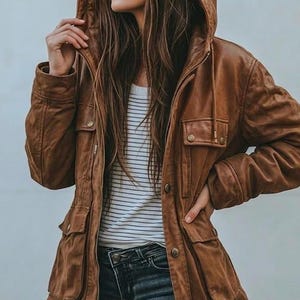 Dam vintage brun läderjacka med huva, retro utility arbetsrock med flera fickor, avslappnad passform, cargo, moto-bikerstil, Wardrova