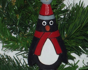 Adorno navideño tallado a mano - Pingüino con bufanda roja - Adorno de pingüino - Adorno de pingüino de madera - Adorno de pingüino demasiado lindo