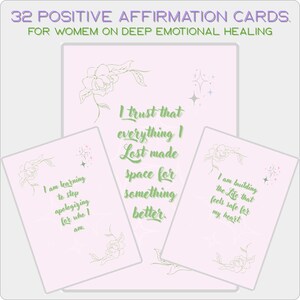 Op de afbeelding: Een set van 32 positieve affirmatiekaarten voor diepe emotionele genezing. De kaarten zijn lichtroze met bloemenillustraties en inspirerende tekst in het groen. De tekst bevat zinnen als 'Ik vertrouw erop dat alles wat ik verloor ruimte maakte voor iets beters'.