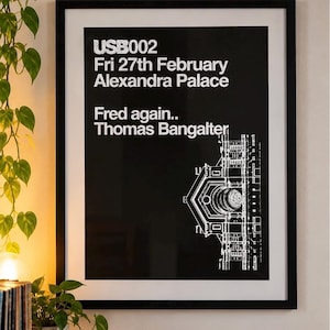 Könnte beinhalten: Ein schwarz gerahmtes Poster mit weißem Text, der USB002, Fri 27th February, Alexandra Palace, Fred again.. und Thomas Bangalter lautet. Das Design enthält eine detaillierte weiße architektonische Strichzeichnung eines Gebäudes.