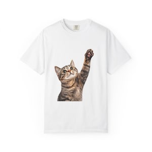Getigerte Katze, die Tatze erreicht T-Shirt | Skurriles Kätzchen T-Shirt
