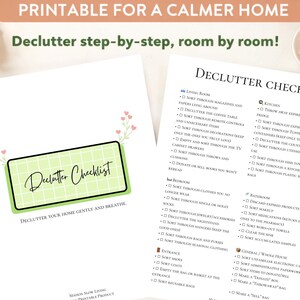 Peut inclure: Deux listes de contrôle imprimables pour désencombrer, avec le texte "Declutter Checklist" dans un encadré vert. Les listes de contrôle proposent des conseils de désencombrement étape par étape, pièce par pièce. Le texte supérieur indique "Imprimable pour une maison plus calme".