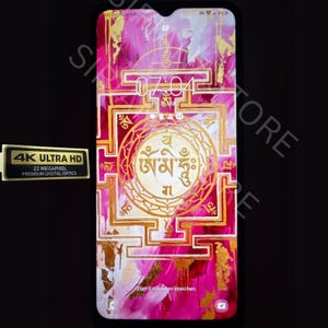 Puede incluir: Un teléfono inteligente que muestra un fondo de pantalla abstracto vibrante con pinceladas rosas, doradas y blancas. La pantalla de bloqueo muestra un diseño de mandala dorado con texto. Una etiqueta dorada dice "4K ULTRA HD, 22 MEGAPIXEL, PREMIUM DIGITAL OPTICS."