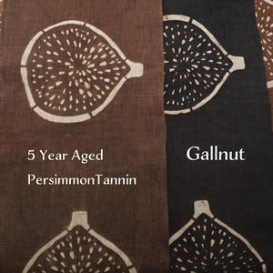 Puede incluir: Tiras de tela textil con un patr&oacute;n de higo blanco repetitivo sobre fondos marrones y gris oscuro. Las etiquetas de texto incluyen Blood Vine, 5 Year Aged Persimmon Tannin, Gallnut y Dye Yam 02. La tela tiene una textura tejida visible en todo.