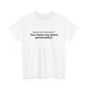 Op de afbeelding: Wit T-shirt met de zwarte tekst: "Special interest? You mean my entire personality?" De tee heeft een ronde hals en korte mouwen, ideaal voor dagelijks gebruik.