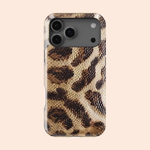 Può includere: Una tazza di ceramica bianca con manico nero e la scritta "But First, Coffee" in grassetto nero. La tazza è posta su uno sfondo sfocato, che suggerisce un'atmosfera accogliente.