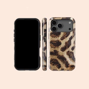Op de afbeelding: Een smartphonehoesje met een bruin en zwart luipaardprintontwerp. De hoes wordt vanuit drie hoeken getoond: voor, zijkant en achterkant. Het telefoonscherm is zwart. De hoes heeft een camera-uitsparing.