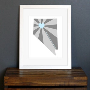State of Love, Nevada Druck - Home is where I'm with you Zitat - Familie, Geschenk für Ihn, Wohndeko - grau und blau - 21 x 25 cm