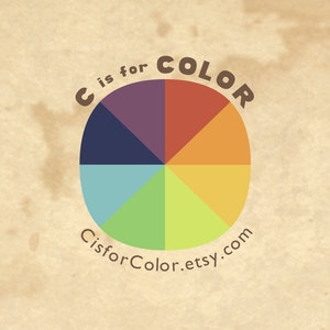 Puede incluir: Una rueda de colores con la letra C y las palabras "is for COLOR" alrededor. El sitio web "CisforColor.etsy.com" est&aacute; debajo de la rueda.
