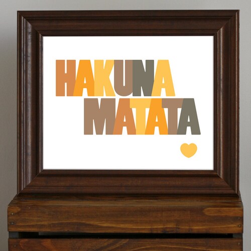 Impression d'art typographie - Hakuna Matata - citation du roi lion de Disney en orange et marron - décoration intérieure ou chambre d'enfant - 8 x 10