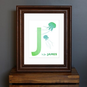 Arte impressa com nome infantil personalizado, com inicial e animal - esquema de cores verde - arte infantil/berçário, presente de chá de bebê - 8 x 10