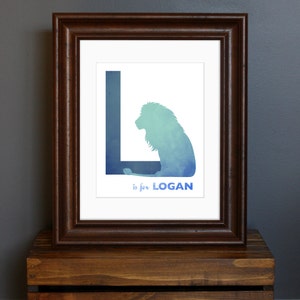 Impressão artística personalizada com nome de criança, com inicial e animal - esquema de cores azul - decoração de berçário, chá de bebê / presente para novas mamães - 8 x 10