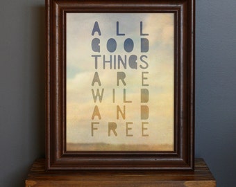 「All Good Things Are Wild and Free」プリント - タイポグラフィックアート、ロマンチック、夢心地、ぼんやりとした雰囲気、自然、荒野、放浪癖 - 8 x 10