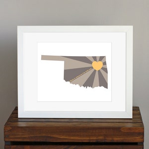 Benutzerdefinierte State of Love, Oklahoma Kunstdruck - Home is where I'm with you lyric - personalisiertes romantisches Geschenk - braun/grau und gelb - 8 x 10