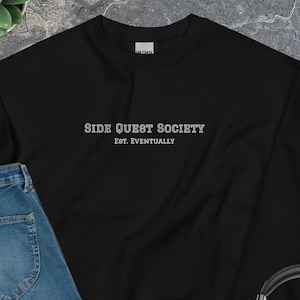 Broderad tröja med Side Quest Society-motiv, rolig ADHD-tröja, neurodivergent gåva, humor om exekutiv dysfunktion, universitetströja