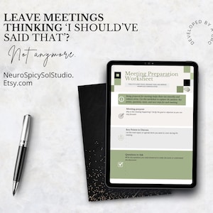 Puede incluir: Una tableta digital muestra una "Hoja de trabajo de preparación de reuniones" con secciones verdes y blancas. Un bolígrafo negro y un cuaderno negro están a la izquierda. El texto dice "LEAVE MEETINGS THINKING 'I SHOULD'VE SAID THAT'? Not anymore. NeuroSpicySolStudio.Etsy.com."