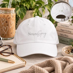 NeuroSpicy geborduurde Dad Hat, minimalistische neurodivergente kleding, subtiele identiteitspet