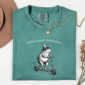 Chemise Comfort Colors® Off to Commit Shenanigans, chemise Grenouille rigolote en trottinette, chemise animal idiot, t-shirt santé mentale, chemise humour adulte