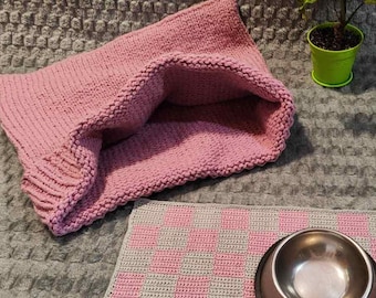Soft pouch for hugging small pets, pouch for hugging puppies and kittens, warm blanket for pets. Made of acrylic yarn. Plus a bowl mat.