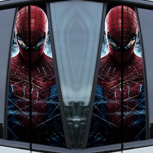 Puede incluir: Parasoles para coche con una imagen vibrante de la cara y la parte superior del cuerpo de Spider-Man. El diseño muestra el icónico traje rojo y azul del personaje con detalles de telaraña. Para ventanas de coche.