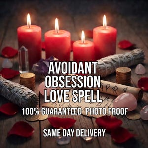 Puede incluir: Arreglo de velas rojas, pétalos de rosa, cristales, monedas y un manojo de salvia. El texto dice "Avoidant Obsession Love Spell" y "100% Guaranteed Photo Proof". Los elementos están dispuestos sobre una superficie de madera.