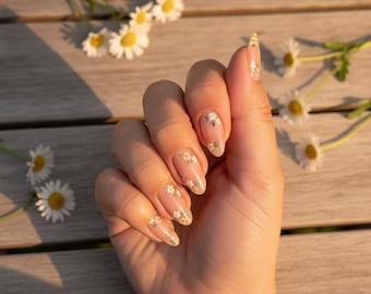 Daisy Press On Nails for a Natural Look | Elegant Floral Nail Art for Summer | Almond Shaped False Nails for Women