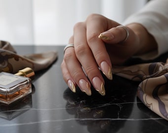 Unghie finte di lusso con effetto onda dorata | Design elegante con punta ondulata | Manicure chic riutilizzabile per occasioni speciali