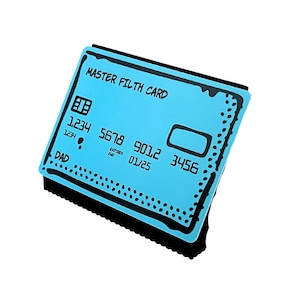 Op de afbeelding: Een novelty creditcard met de tekst "MASTER FILTH CARD" in zwart op een lichtblauwe achtergrond. De kaart heeft een zwarte rand en een zwarte basis. De kaart toont nummers en het woord "DAD".