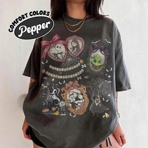 Vintage Comfort Colors Nightmare Before Christmas Coquette-skjorta, Disney Halloween Coquette-tröja med rosett, Oogie Boogie Bash 2026 bild 2