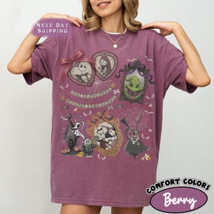 Vintage Comfort Colors Nightmare Before Christmas Coquette-skjorta, Disney Halloween Coquette-tröja med rosett, Oogie Boogie Bash 2026 bild 6