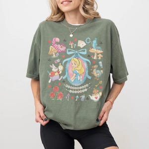 Alice im Wunderland Shirt, Vintage Disney Prinzessin T-Shirt, Wunderland Reise ästhetisches Shirt, Grinsekatze weißes Kaninchen niedliches Cartoon T-Shirt Moss/Military Green