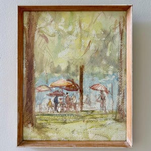 Peut inclure: Une peinture à l'aquarelle encadrée représentant une scène de parc avec de grands arbres, un feuillage vert clair et plusieurs personnes rassemblées sous des parasols rouges et orange. L'œuvre est dans un cadre en bois clair de forme rectangulaire.
