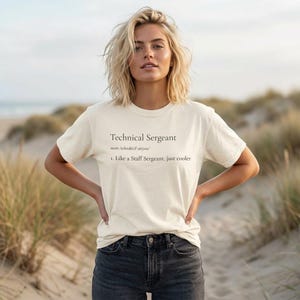 Peut inclure: Mug en céramique blanche avec une anse noire et l'inscription "But First, Coffee" dans un style manuscrit. Le mug contient probablement entre 325 et 445 ml, parfait pour une boisson matinale.