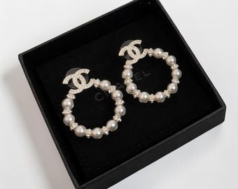 Pendientes de aro de perlas vintage de Chanel en tono dorado.