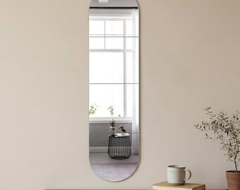 Espejo de pared ovalado alto de diseño minimalista para espacios modernos.