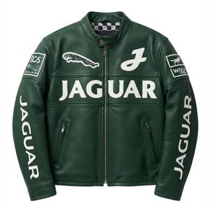Könnte beinhalten: Eine dunkelgrüne Lederjacke mit weißem Jaguar-Logo, dem Schriftzug JAGUAR in großen Buchstaben auf der Brust und vertikal aufgedrucktem JAGUAR auf beiden Ärmeln. Die Jacke verfügt über einen Stehkragen, einen Frontreißverschluss und ein kariertes Innenfutter.